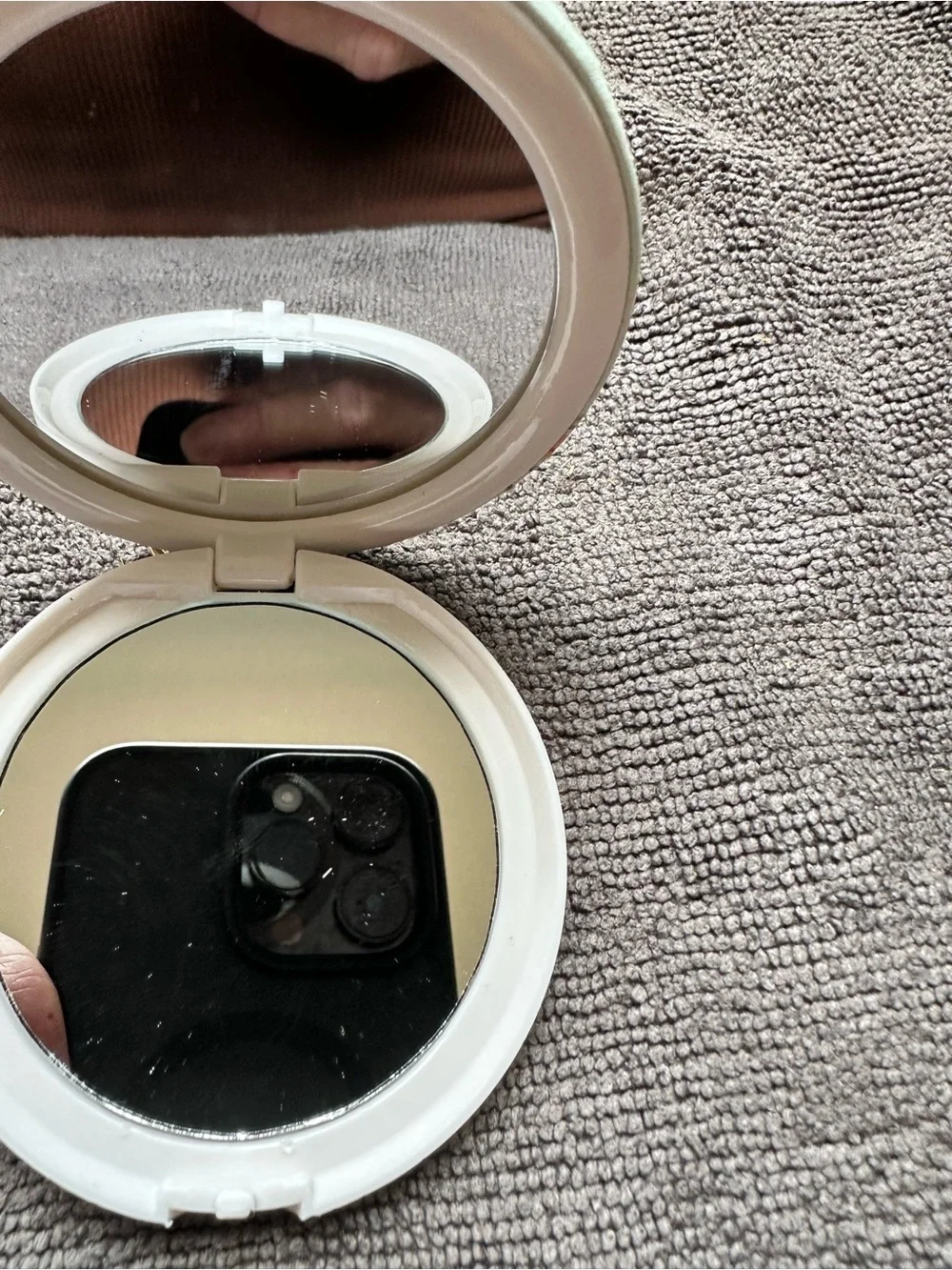 Cosmetic mirror keychain